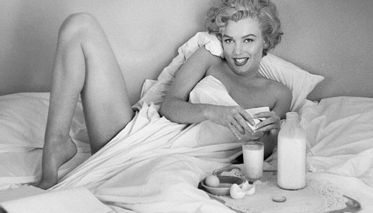 marilyn-breakfast-bed-getty-1120.jpg