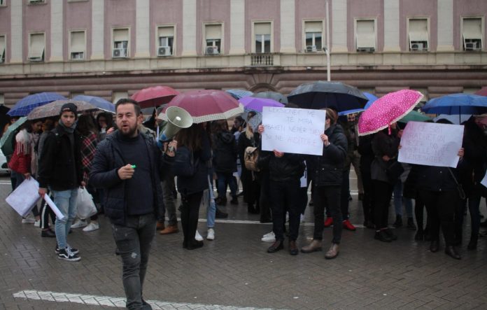 protesta studenteve 696x443