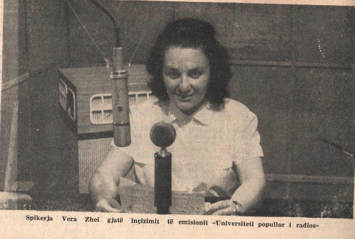 Spikerja Vera Zhei gjatë inçizimit të emisionit -Universiteti popullor i radios.JPG