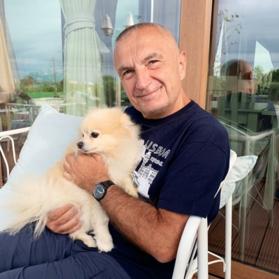 Presidenti Meta i uron shqiptarëve javë të mbarë: Le t'i kthehemi jetës së përditshme dhe qetësisë!