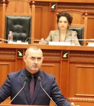 Mjerë ky vend në çfarë duarsh ka rënë!