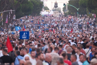 Mijëra qytetarë të Qarkut Korçë i bashkohen thirrjes së opozitës përpara Kryeministrisë