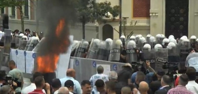 Tensionohet situata, zjarr para bashkisë së Tiranës, protestuesit i vënë flakën gomave