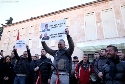 Pankarta tallëse për Ramën dhe Bashën në protestë