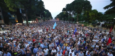 “Shpërthen” gazetari i njohur/ Kryeministri ndalet vetëm po e rrethoi populli