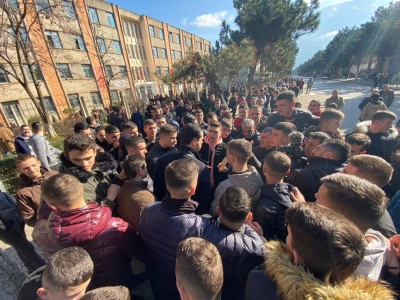 "Po të dëgjoj"/Basha mesazh të rinjve nga Kukësi: Emigrimi nuk është zgjidhje, por oferta e vetme e qeverisë për ta