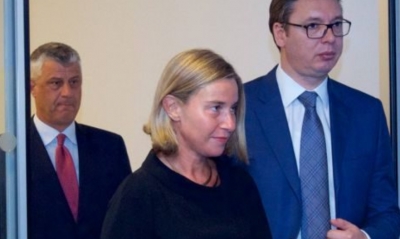 Gazeta serbe: Vuçiq dhe Thaçi “pretendojnë një ujdi” përpara takimit në Paris