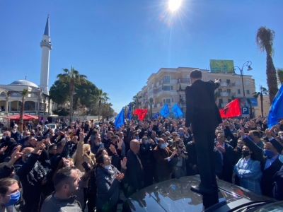 Pritje madhështore në Kavajë/ Basha hipën mbi makinë: Rama ik