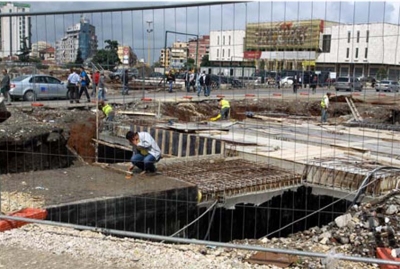 Punimet e para në shesh në vitin 2011 kur kryetar bashkie ishte Edi Rama. Në foto duken të tjera depozita