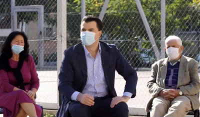 “Ruani veten, qeveria s’po bën asgjë”, Basha me pensionistët: Në vend që të punojë, kryeministri rri në instagram dhe facebook duke bërë hokatarin