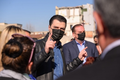 “Rindërtimi, skemë abuzimi”, Basha me banorët në Kombinat: Fund zvarritjes për të prekurit nga tërmeti, me mua s’ka premtime, por plan!