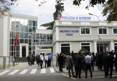 Perfaqesues te PD po shkojne tek Drejtoria e Policise, ku po mbajne te ndaluar Klevis Balliun