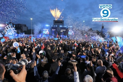 “Fshijini lotët nga sytë, nuk është koha për të qarë”, Basha nga Tirana: Shqiptarët kanë vendosur ndryshimin. Pjesëmarrja më e madhe në histori!