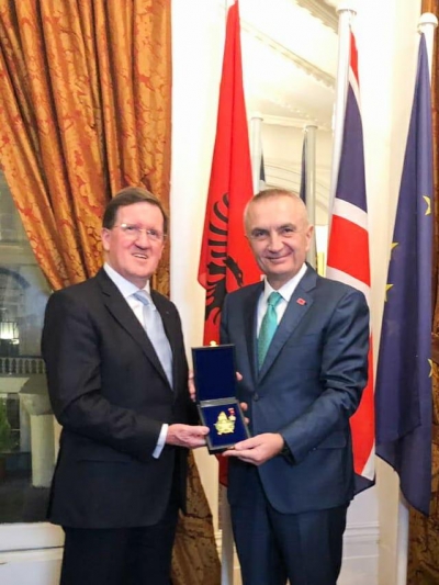 Presidenti Meta vlerësoi Lordin George Robertson me Dekoratën e lartë “Gjergj Kastrioti Skënderbeu&quot;