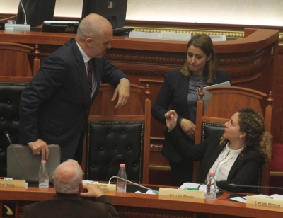 Foto/ Çfarë ndodhi në parlament pas publikimit të skandalit të plagjiaturës së Manastirliut