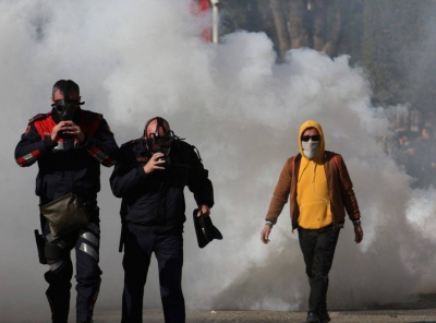 Demokraci me gaz helmues