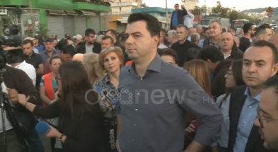 LIVE/Banorët e Unazës së Re bllokojnë rrugën, në protestë edhe Basha