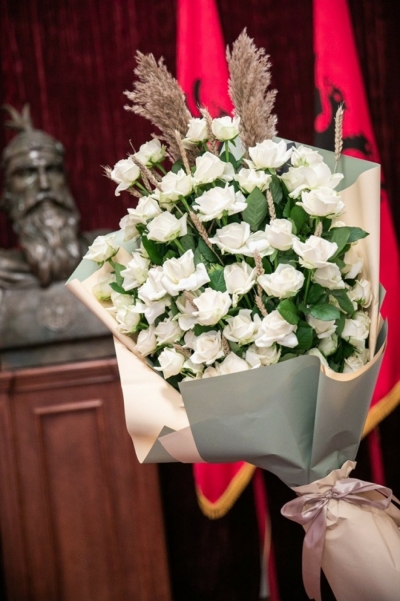 Presidenti Meta, 75 trëndafila të bardhë për ditëlindjen e Sali Berishës