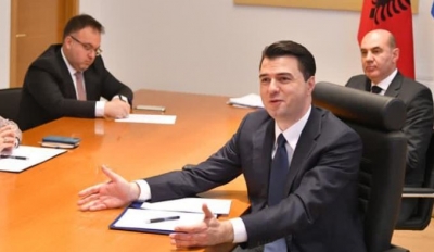 “Partitë politike të mbajnë duart larg nga reforma në drejtësi”/ Basha bisedë me komisionerin Hahn: Me ne nuk do të ketë asnjë pengese, sundimi i ligjit kusht për në BE