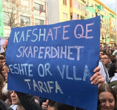 Mesazhet/ Memet dhe pankartat më pikante të studentëve që po ‘thyejnë’ rrjetin