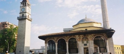 Presidenti Trump me 100 mijë të vdekur hap xhamitë, kryeministri Rama me 31 vdekje mbyll xhamitë!