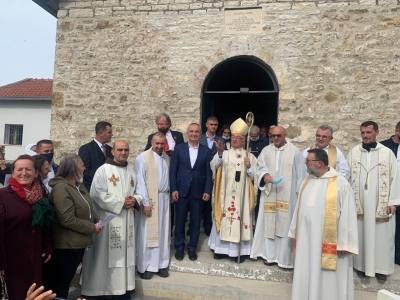 Presidenti Meta shfaqet krah Imzot George Frendos, merr pjesë në meshë