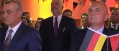 FOTOLAJM/ 'Gruaja e Bilalit', Meta e detyron të futet në rresht të dytë