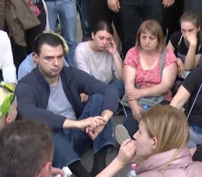 Basha i bashkohet protestës/Thirrje qytetarëve të Tiranës: Të gjithë në rrugë sot ...