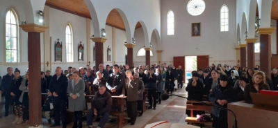 Kryemadhi në Laç merr pjesë në meshën e së dielës, me banorët e prekur nga termeti