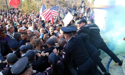 VIDEO/ Terror policor tek Unaza e Re, shoqërohen disa persona