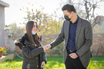 Basha viziton Bujar Çukën në Thumanë, apeli i vajzës: Një vit nga tërmeti asnjë masë s’është marrë, dua drejtësi për mamin dhe vëllain