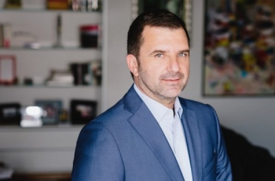 Kush po i përbalt bluzat e bardha?