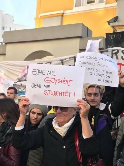 Të moshuarit i bashkohen protestës: “Edhe ne jemi studentë”