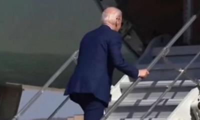 U pengua teksa ngjiste shkallët e avionit, incidenti i Biden bëhet viral