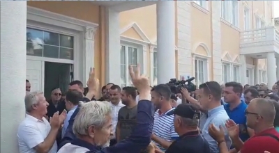 VIDEO/ Isa Sakja mbërrin në bashkinë e Kavajës: Nuk i'a liroj zyrën 5 përqindshit