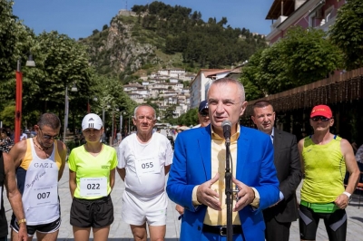 FOTOT/ Presidenti Meta në Maratonën e Beratit: Vitin a ardhshëm garoj