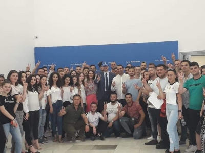 Basha me rininë në ditëlindjen e tij, ja dhurata që mori