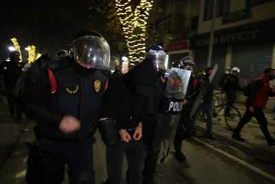 “Rrahje në komisariate nga policë të veshur civilë”/ Avokati i Popullit raport për dy protestat e fundit në Tiranë. Çfarë zbulon nga dëshmitë