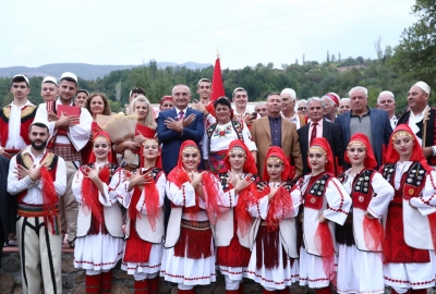 Presidenti Meta dekoron personalitete të etnografisë, folklorit dhe muzikës popullore në Zall Dardhë: Dibra, simbol i qëndresës së shqiptarëve