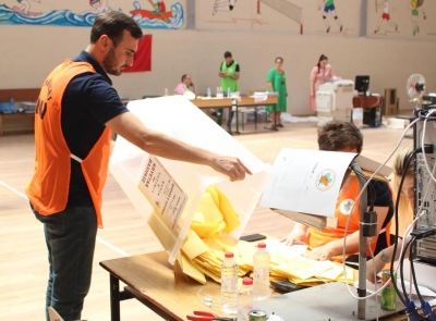 Detaji nga OSBE: Socialistët nuk u rrahën me njëri-tjetrin në qendrat e votimit!