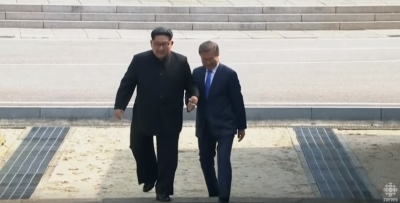 Dorë për dore, momenti pikant midis Koreve (video)