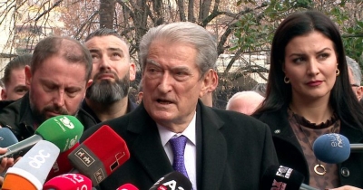 Berisha publikon VIDEON/ ‘Sokol Bizhga çirret si shtazë: gaz, gaz, gaz prapa shpinës së protestuesve’