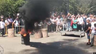 ‘Mbi 2 muaj protesta’/ VOA: Opozita kërkon largimin e kryebashkiakut Erjon Veliaj! Hetim pasuror familjarëve të tij