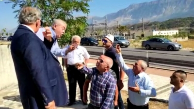 O i pacipë”- “Mos e hapni më gojën”, plas sherri mes dy partive të Ballit në ceremoninë përkujtimore: Ku e ke gjakun e gjyshit ore