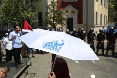 Qytetarët nuk i ndal as i nxehti ekstrem, protestojnë sërish kundër Erion Veliajt