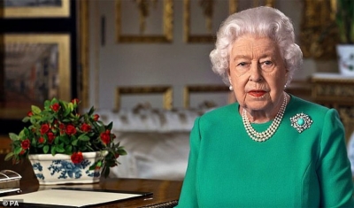 Mbretëresha falënderon bluzat e bardha (por nuk i ndan në vija zjarri)