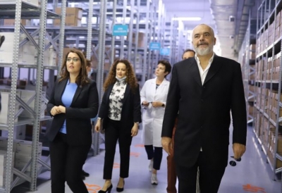 Tronditëse/ Rama krenohet me çmimet e ilaçeve, babai i 4-vjeçares: Po më vdes vajza...