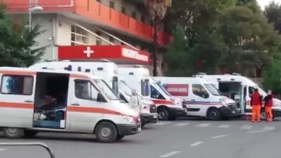 Berisha/Te semuret mbeten me ore te tera ne oborrin e Spitalit ne autoambulanca ose ne kembe!Kjo privon të sëmurët e tjerë!