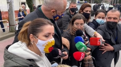 Pedagogu i gazetarisë apel reporterëve: Ramës lëshojani me mikrofon në lule të ballit!