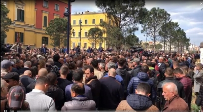 “Lironi djemtë tanë”, protesta zhvendoset te Ministria e Brendshme